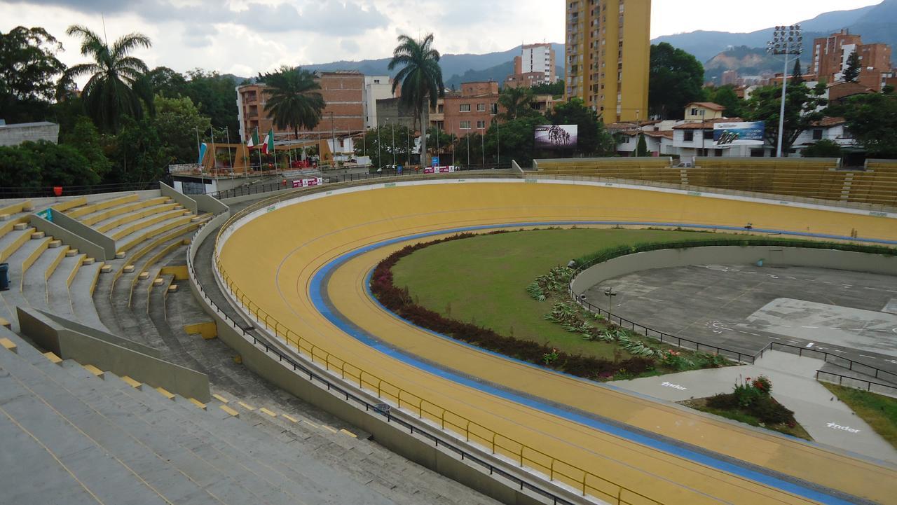 Iris Hostel Medellin Bagian luar foto