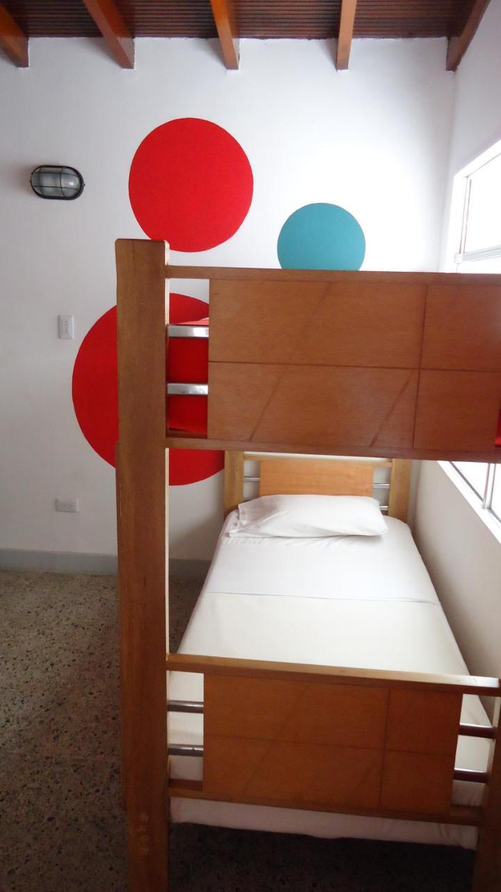 Iris Hostel Medellin Bagian luar foto