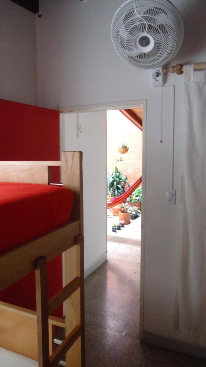 Iris Hostel Medellin Bagian luar foto