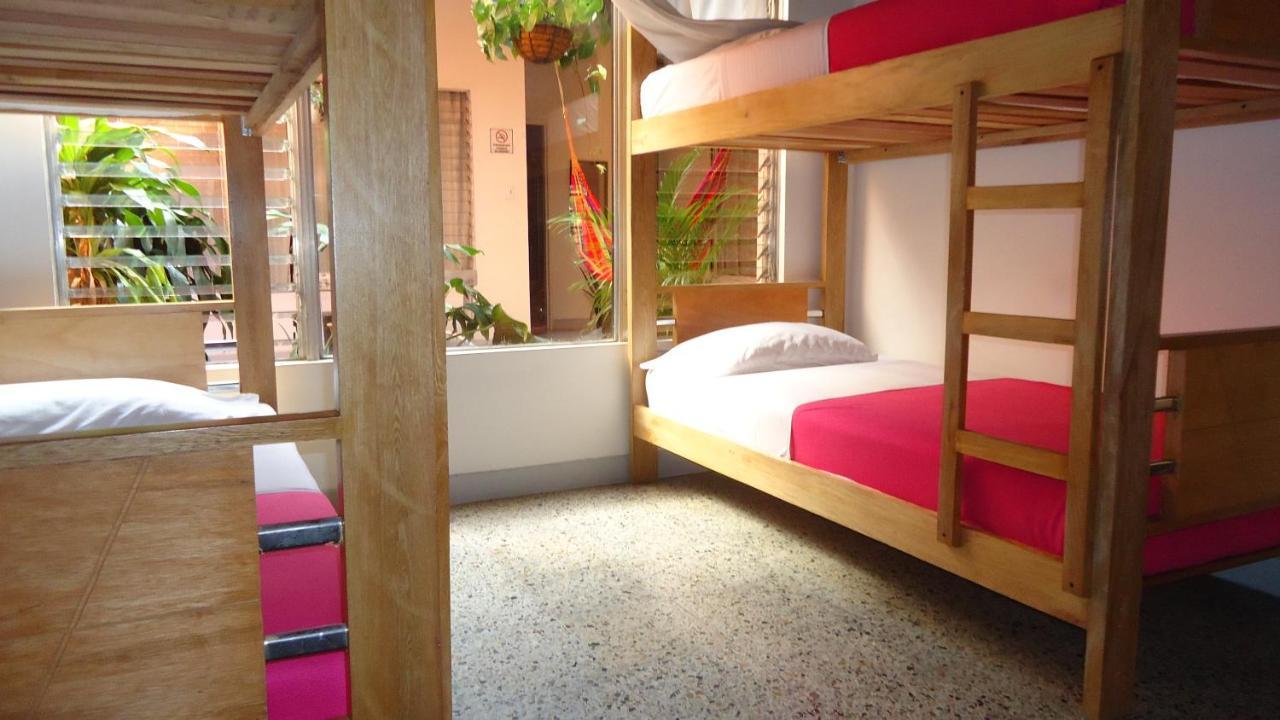 Iris Hostel Medellin Bagian luar foto