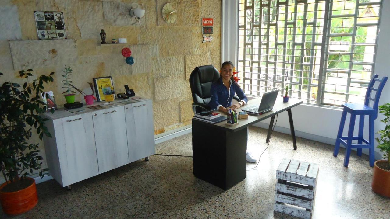 Iris Hostel Medellin Bagian luar foto
