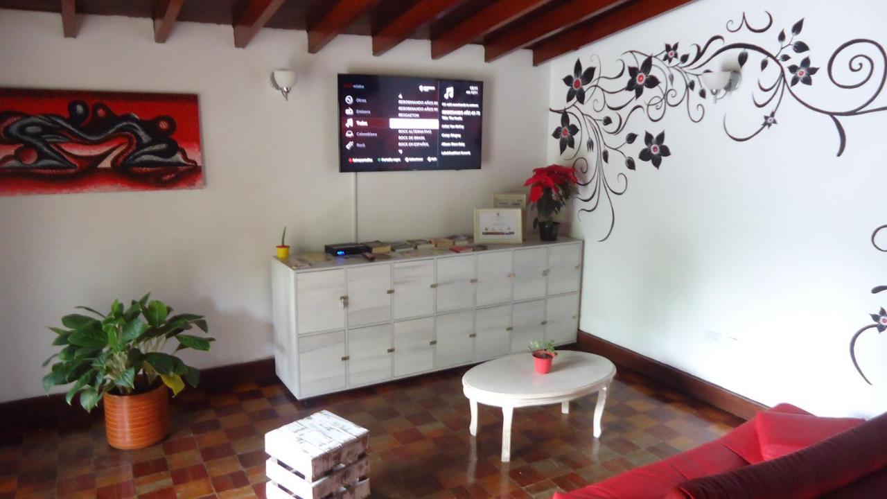 Iris Hostel Medellin Bagian luar foto