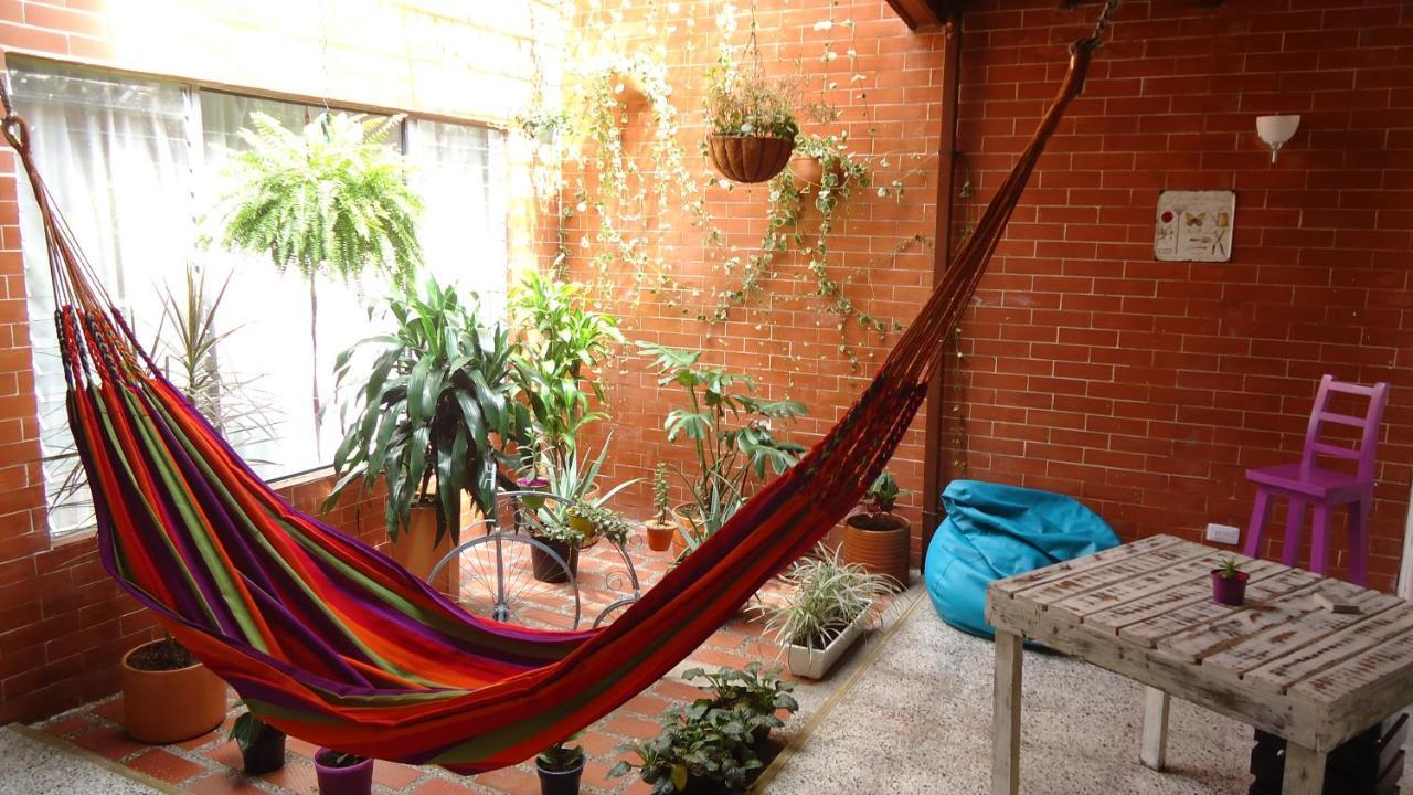 Iris Hostel Medellin Bagian luar foto