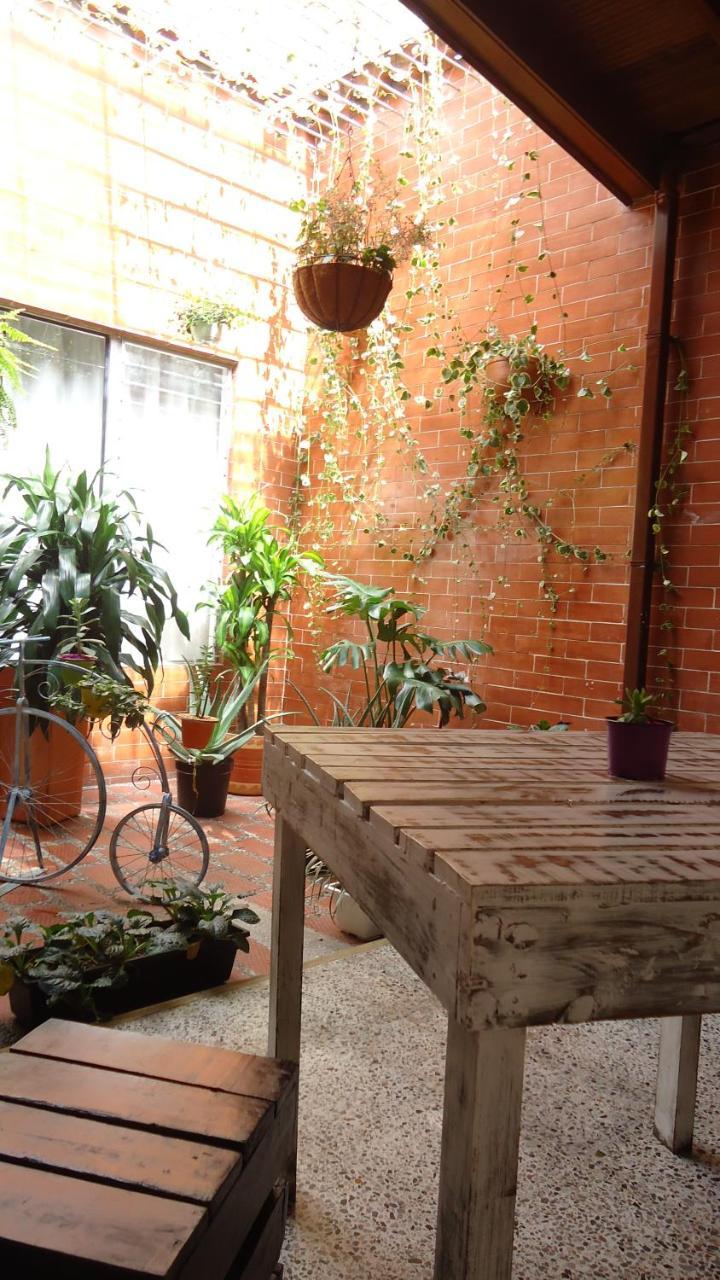 Iris Hostel Medellin Bagian luar foto