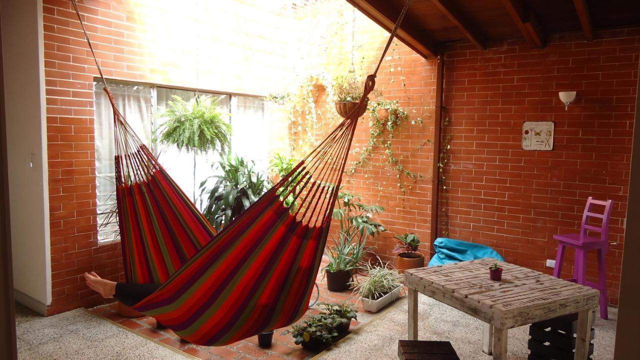 Iris Hostel Medellin Bagian luar foto